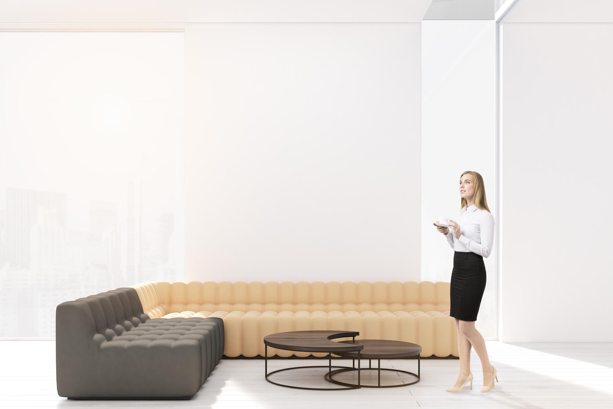 agent prezentând un apartament luminos